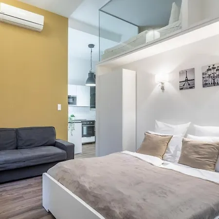 Charming At Location بودابست